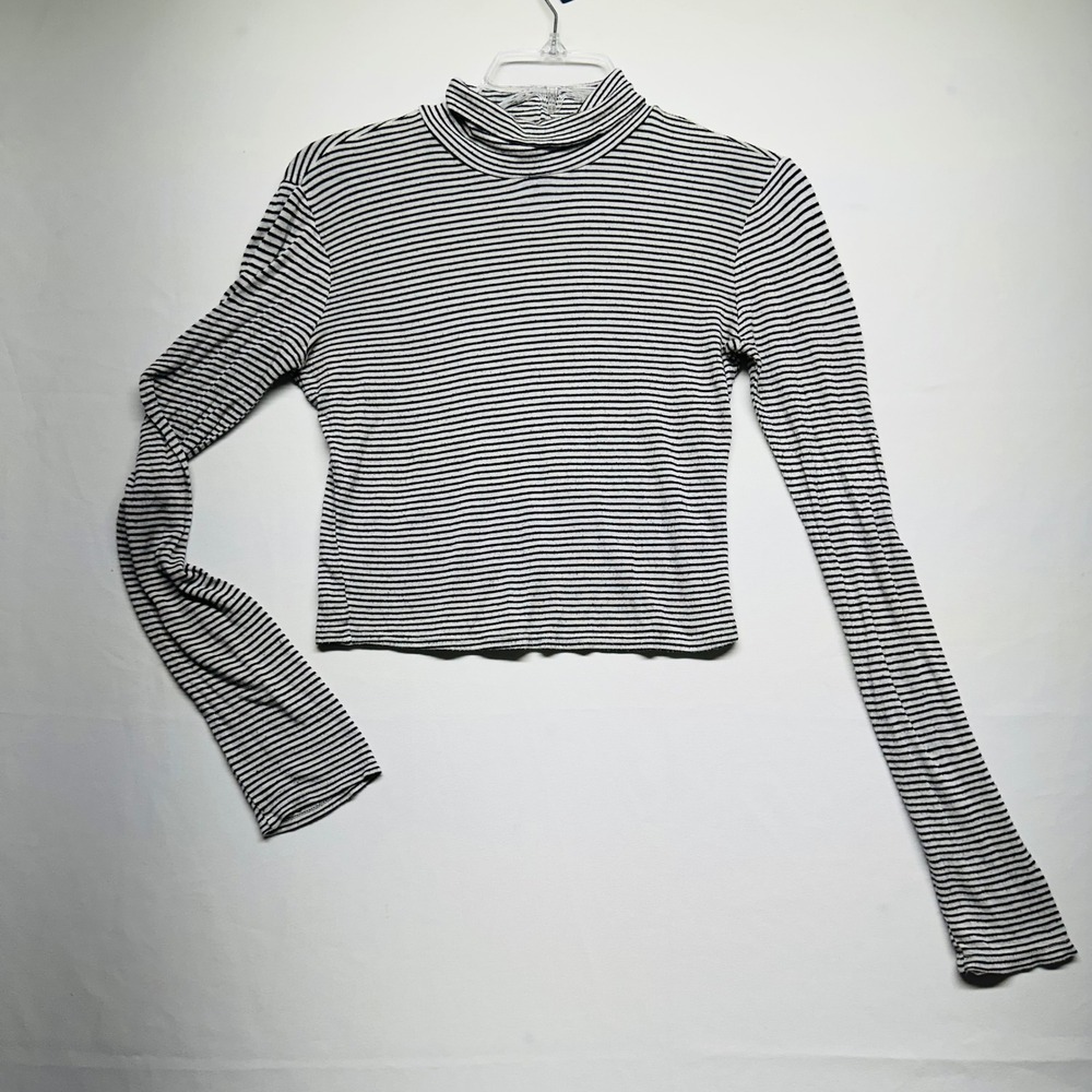 Forever 21 Long Sleeved Black White Striped Crop Turtleneck Womens Large‎